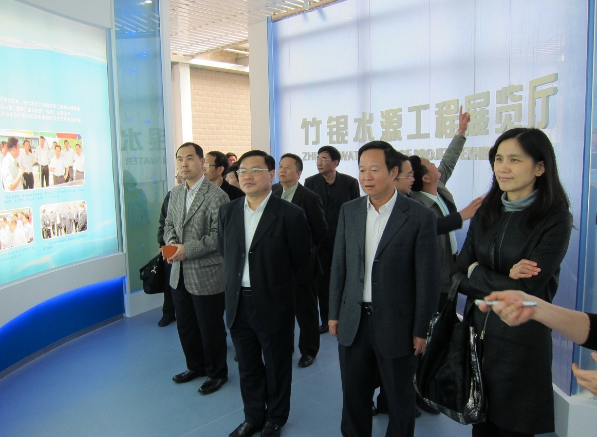 黃穗文等人參觀竹銀水源工程展覽廳