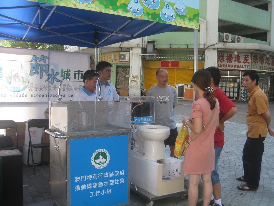 市民駐足了解節水器具的運作