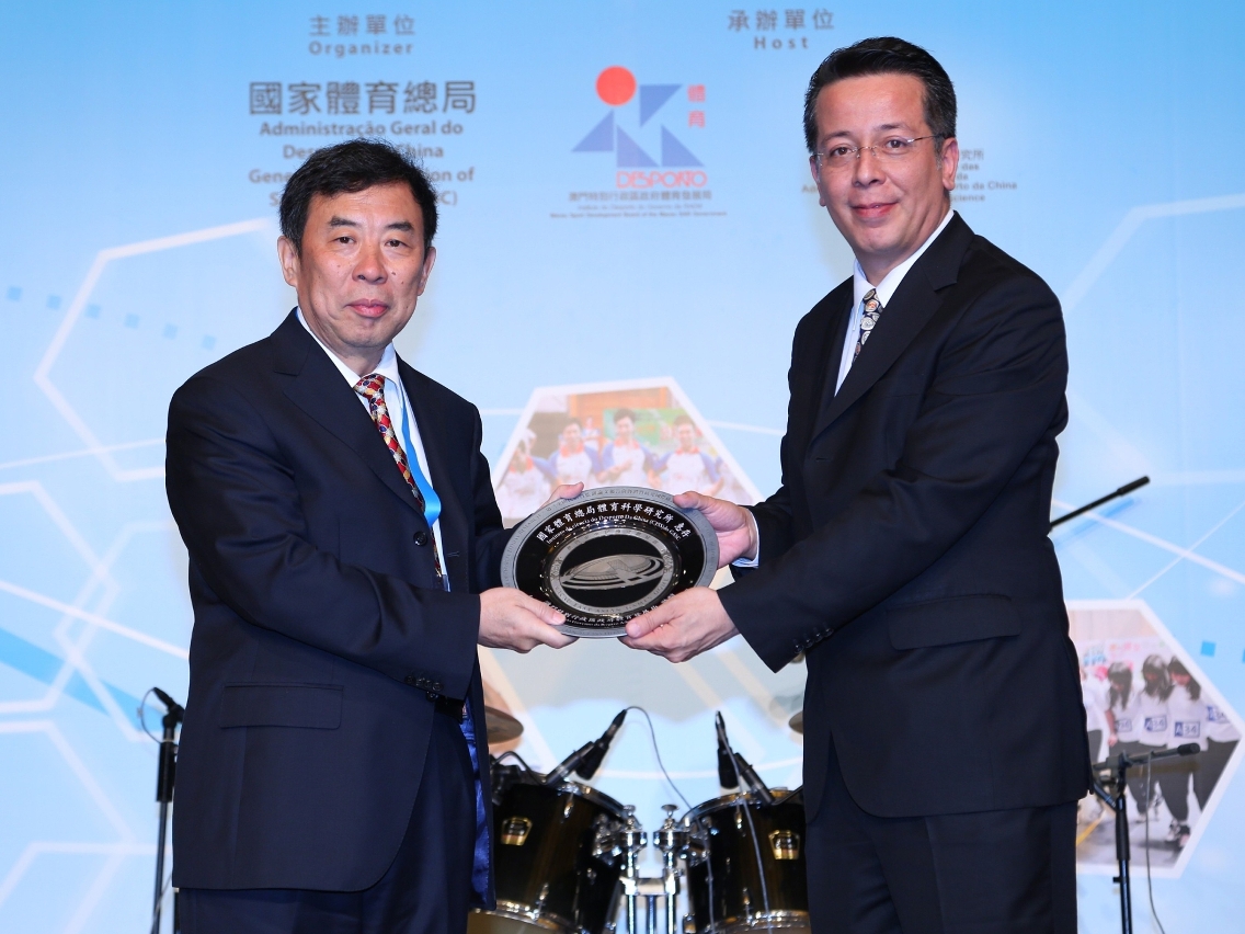 2.	戴祖義副局長致送紀念品予田野所長.