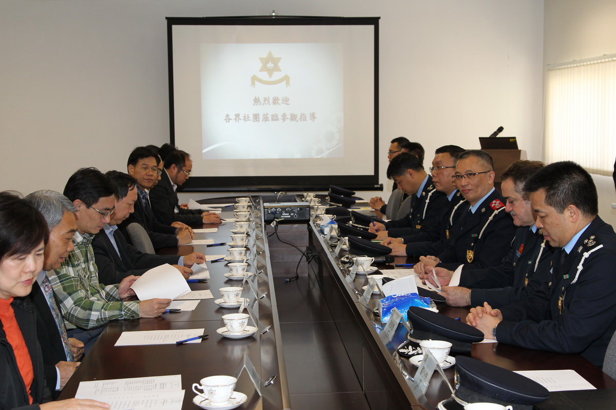 治安警領導熱情接待社團代表