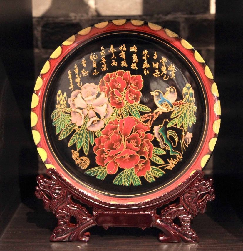 高貴大方的描金大方彝族漆器作品