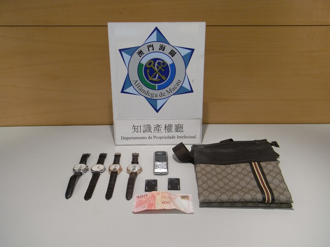 海關從嫌犯身上搜獲的侵權物品和現金