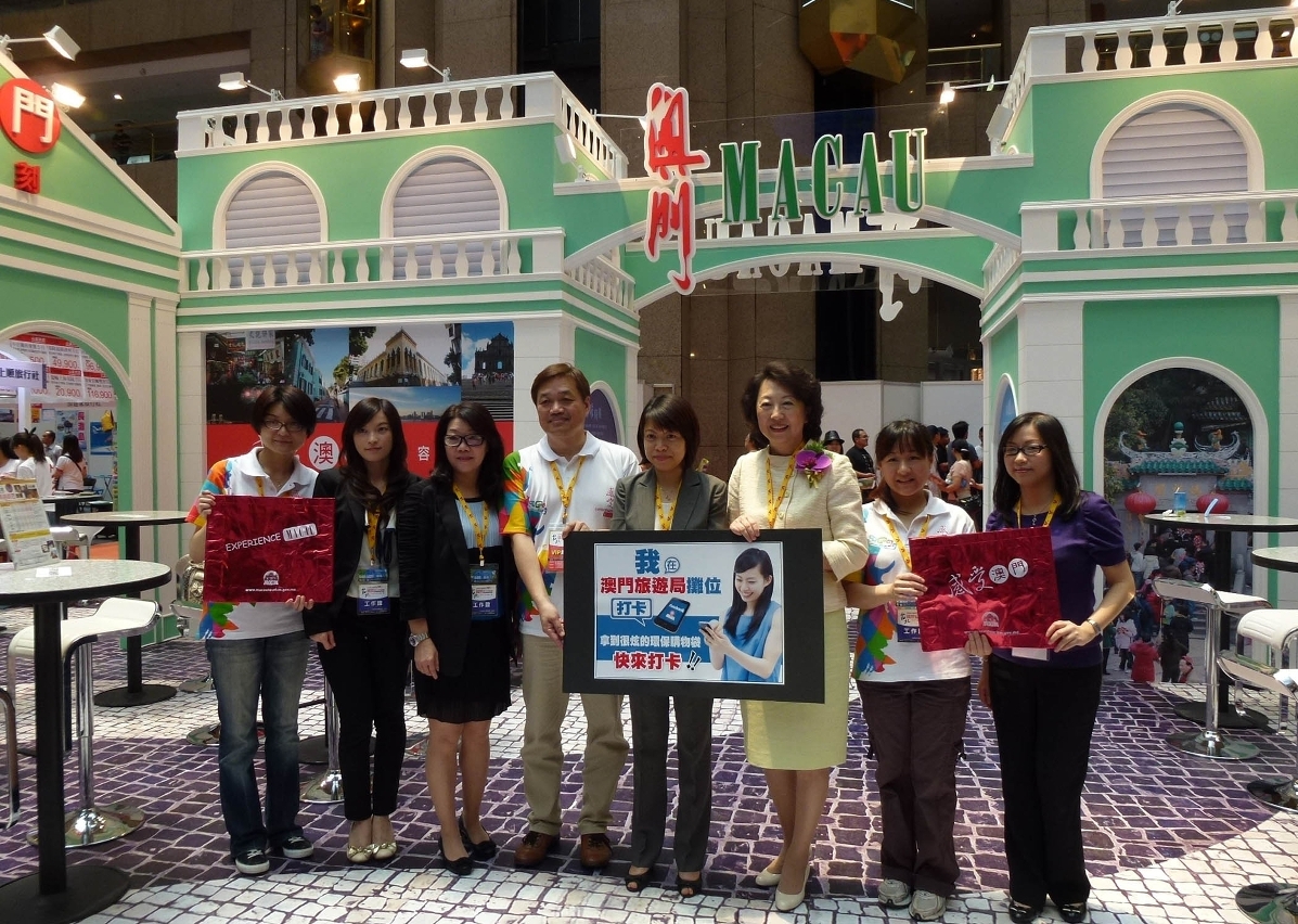 梁潔芝參觀攤位