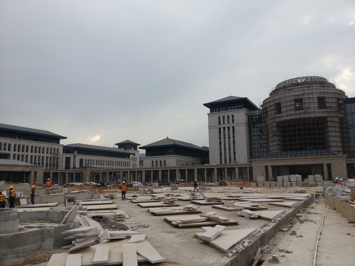 圖書館單體建築物前廣場正進行最後階段路面舖切工程