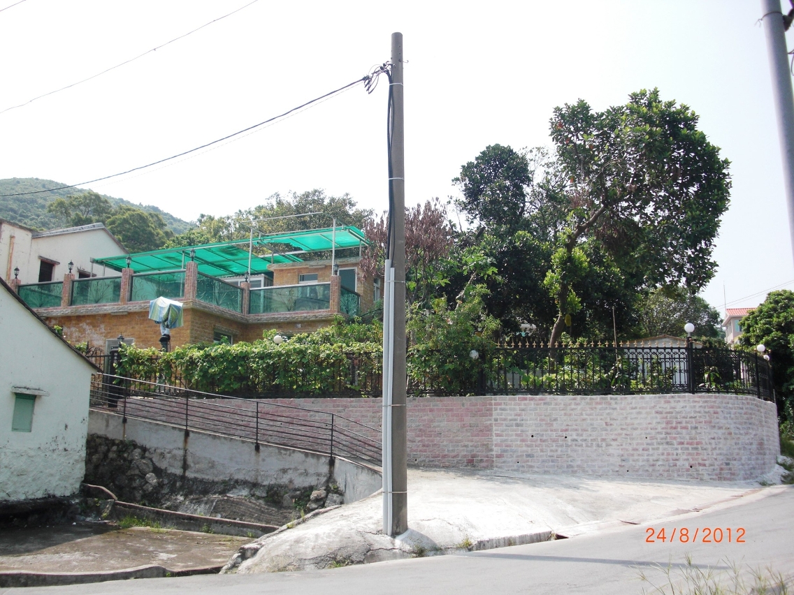 目前被佔土地上樓房及擋土牆已建成