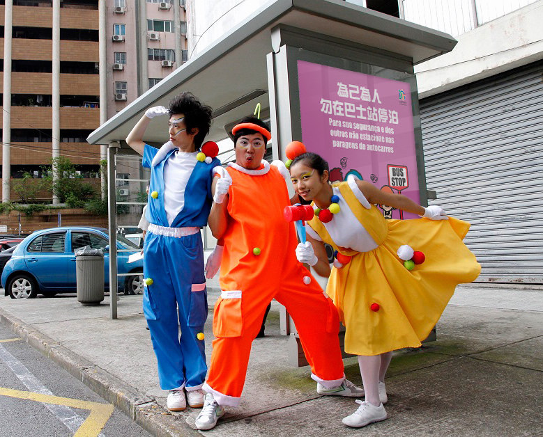 「交通有禮」劇場周日登場，身穿鮮艷服飾演員上街宣傳交通安全