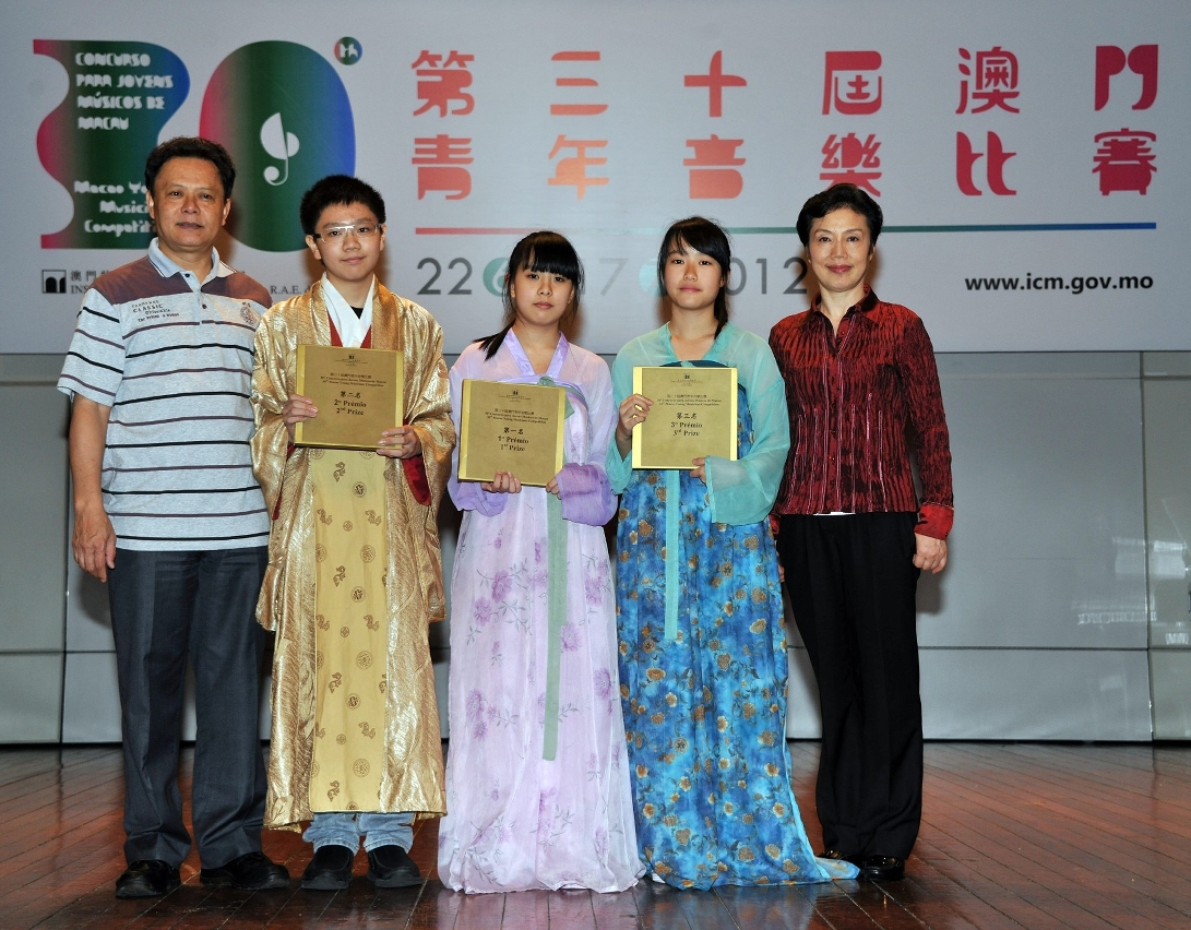 古琴獨奏第一、二、三名與評判合影