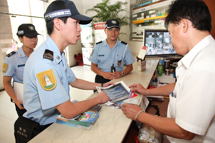 警員認真向管理員講解防盜資訊