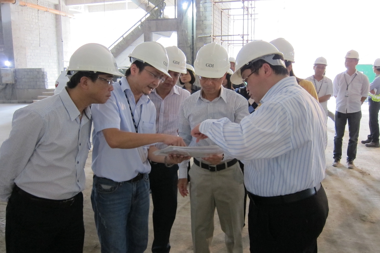 劉仕堯等了解湖畔大廈巴士轉承站建設狀況