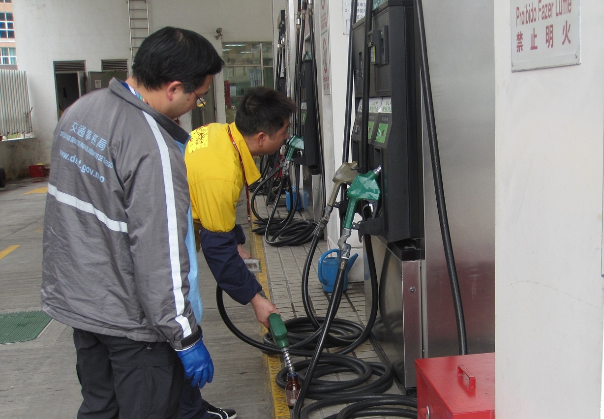 交通事務局人員抽取無鉛汽油樣本進行化驗