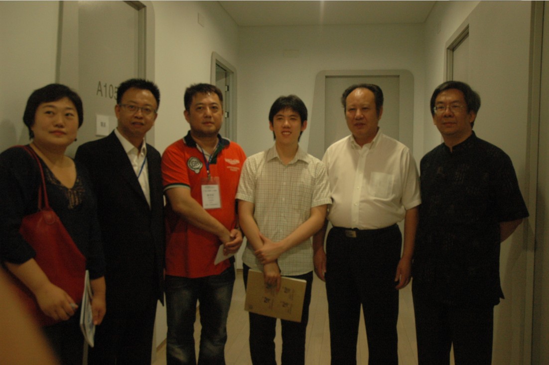 文化局代局長梁曉鳴(右一)後台與音樂總監呂嘉等會面表示支持