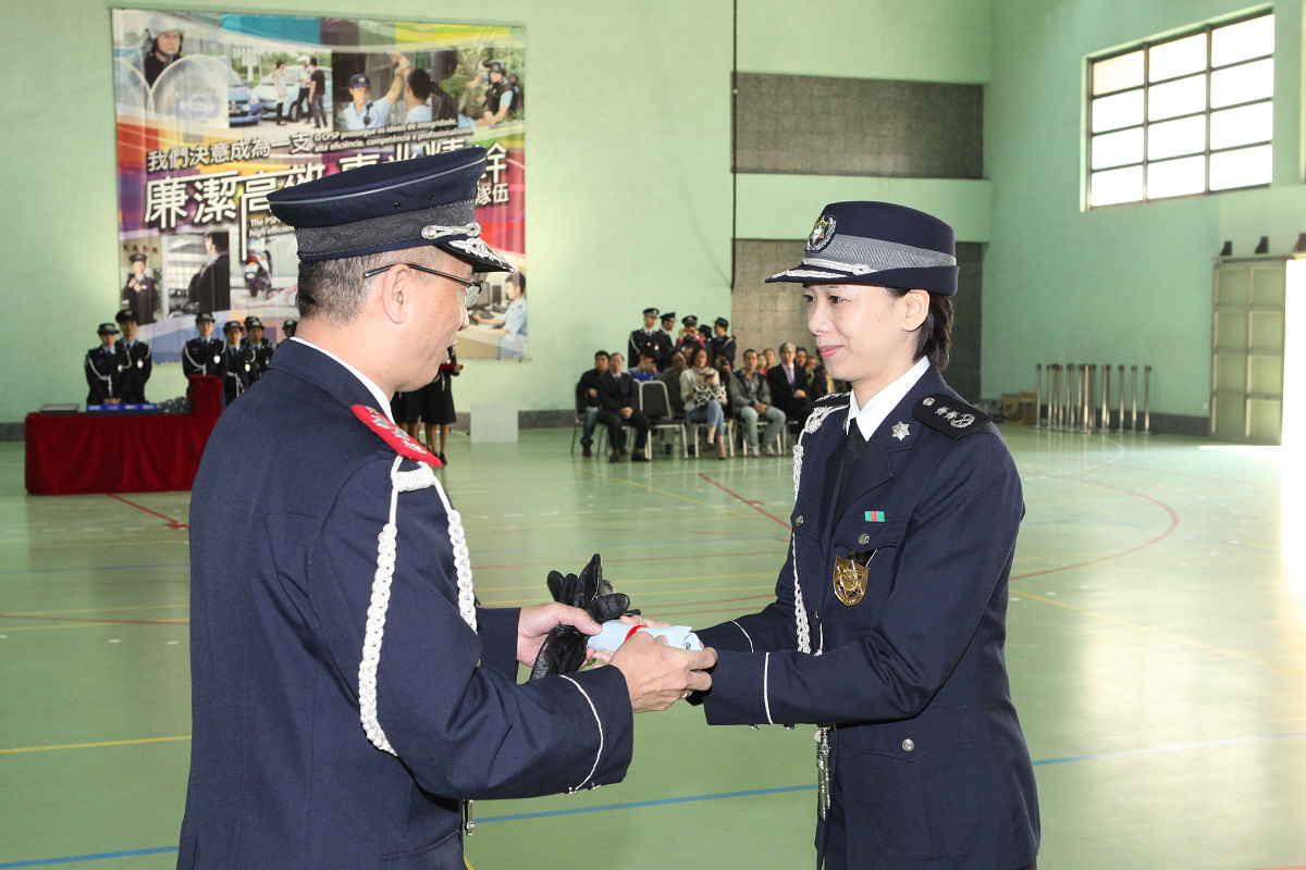 一名警官接受局长李小平的嘉奬
