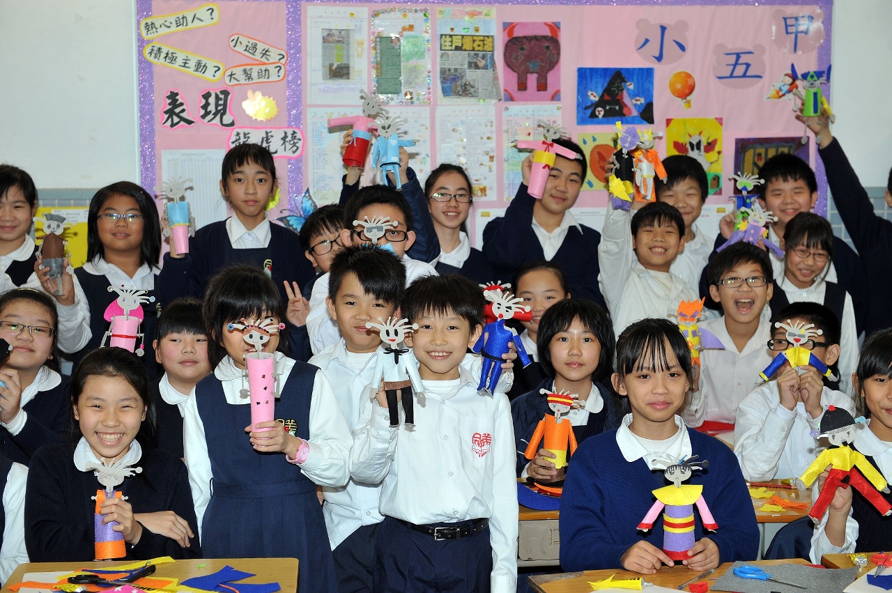 文化局早前拜訪了同善堂學校(小學部)，同學們發揮創意，為VIVA仔粉飾打扮。