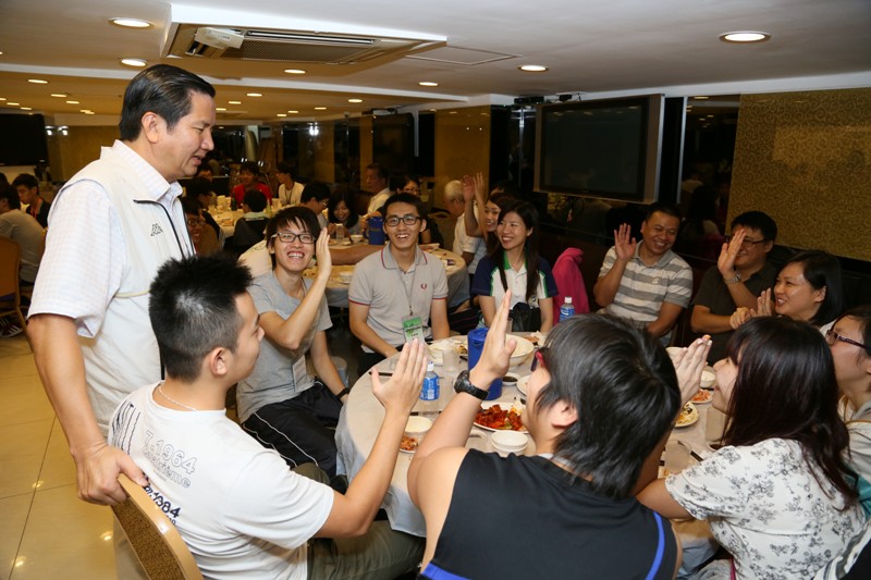 張裕司長與青年人言談甚歡