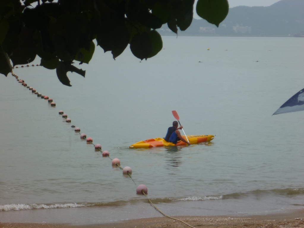 港務局派出船隻在兩個泳灘海面巡視。