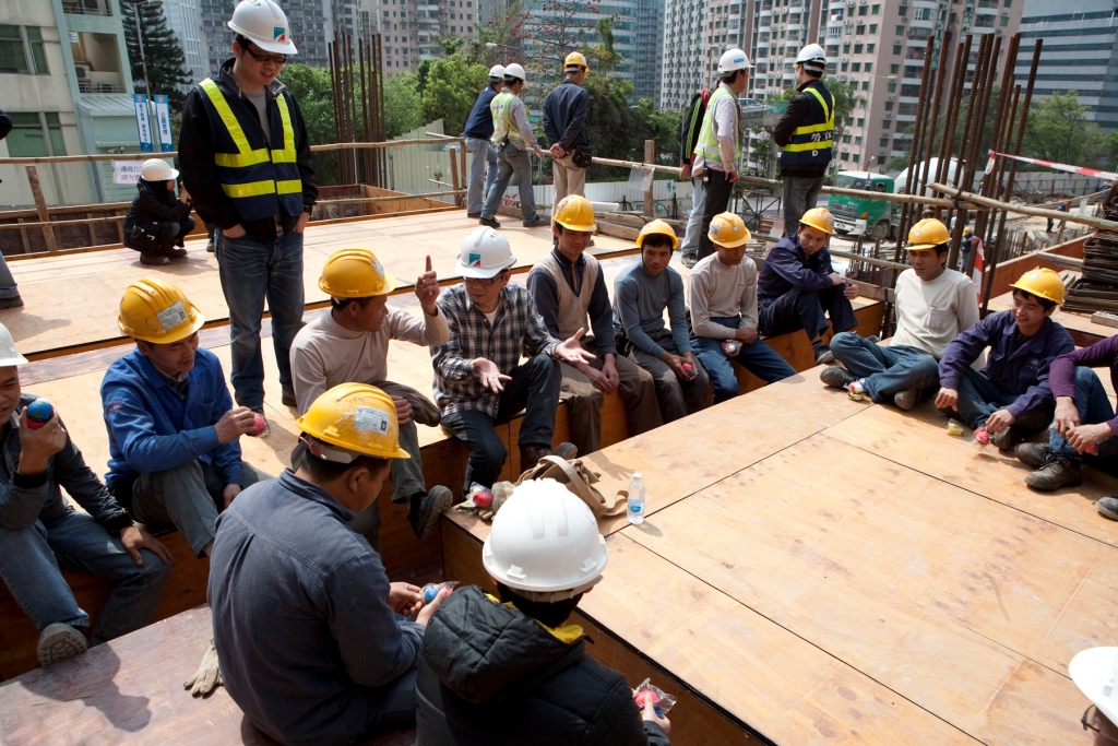 勞工事務局向建築工人講解高危工序須注意的事項