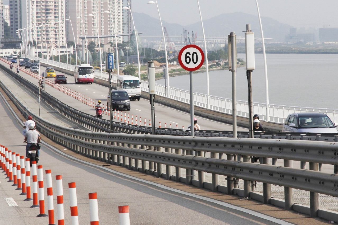 西灣大橋電單車專道加裝限速60之標誌牌
