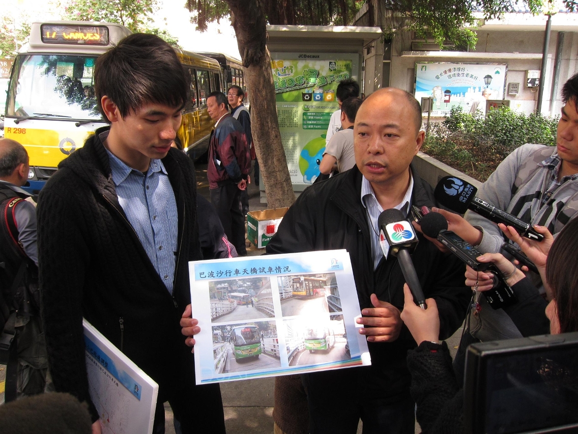 交通事務局運輸管理處處長盧毅華向傳媒介紹台山巴士路線調整情況