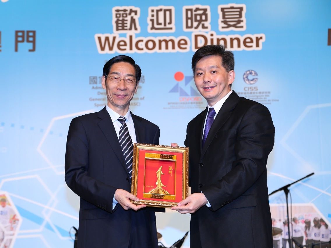 1.	黃有力局長致送紀念品予馮建中副局長.