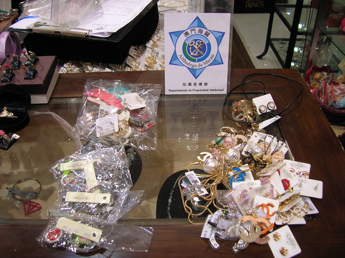 在店舖展示櫃內發現的侵權飾物