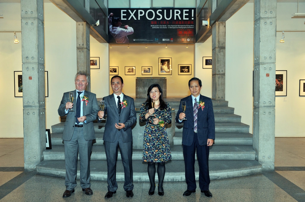 顯露！克萊夫‧巴達攝影回顧展》於塔石藝文館開幕