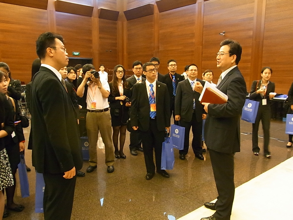 最高人民法院郃中森領導為同學們講解法院情況