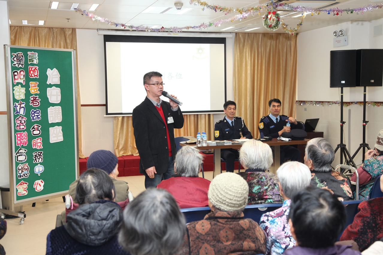 治安警派員到社區中心作防騙講座