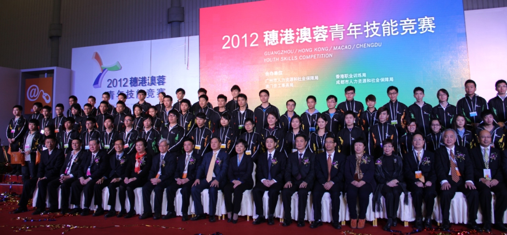 領導及嘉賓與四地選手合照