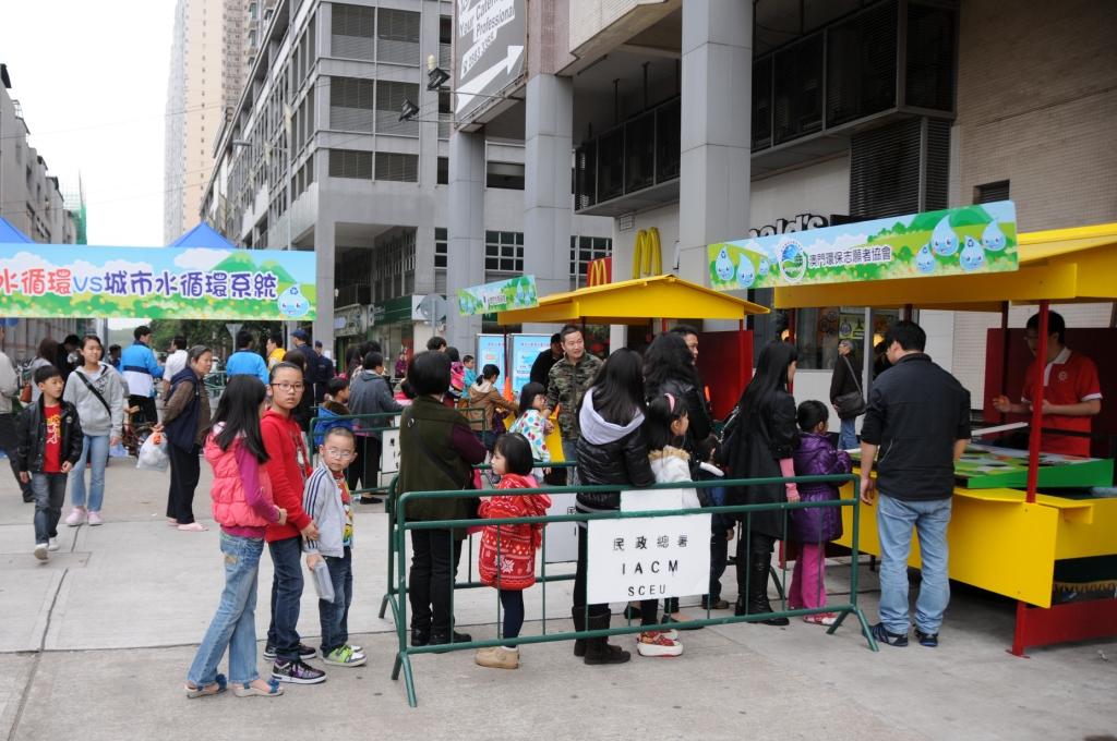 現場設有多個以再生水為題的攤位遊戲