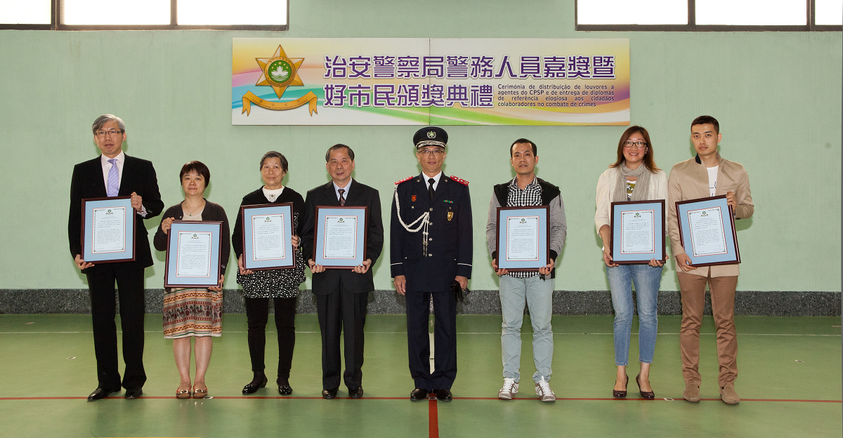 局長李小平與受表揚好市民合照