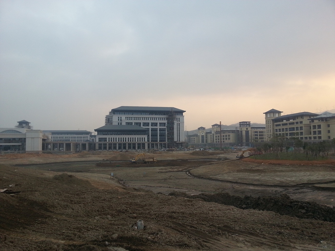 大學內的湖體開挖已具雛型景觀綠化同步展開