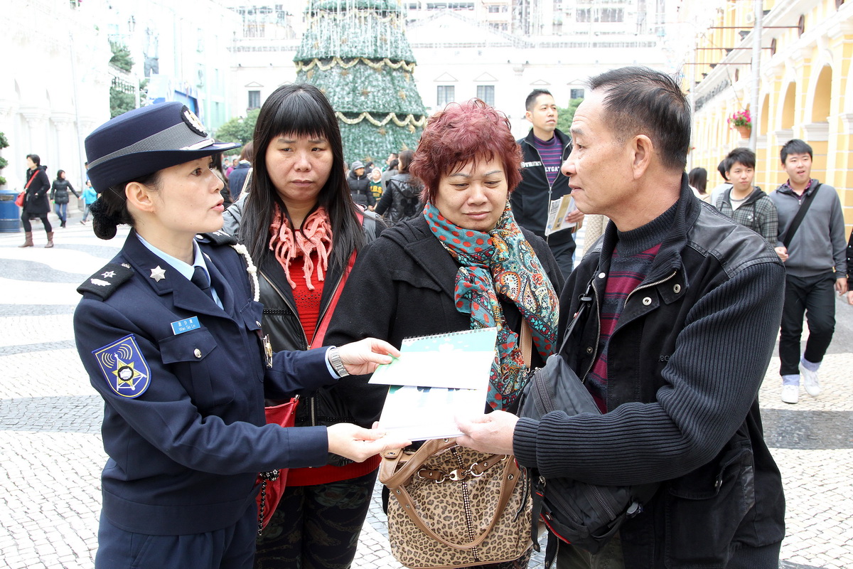 向市民派發宣傳單張及年曆座