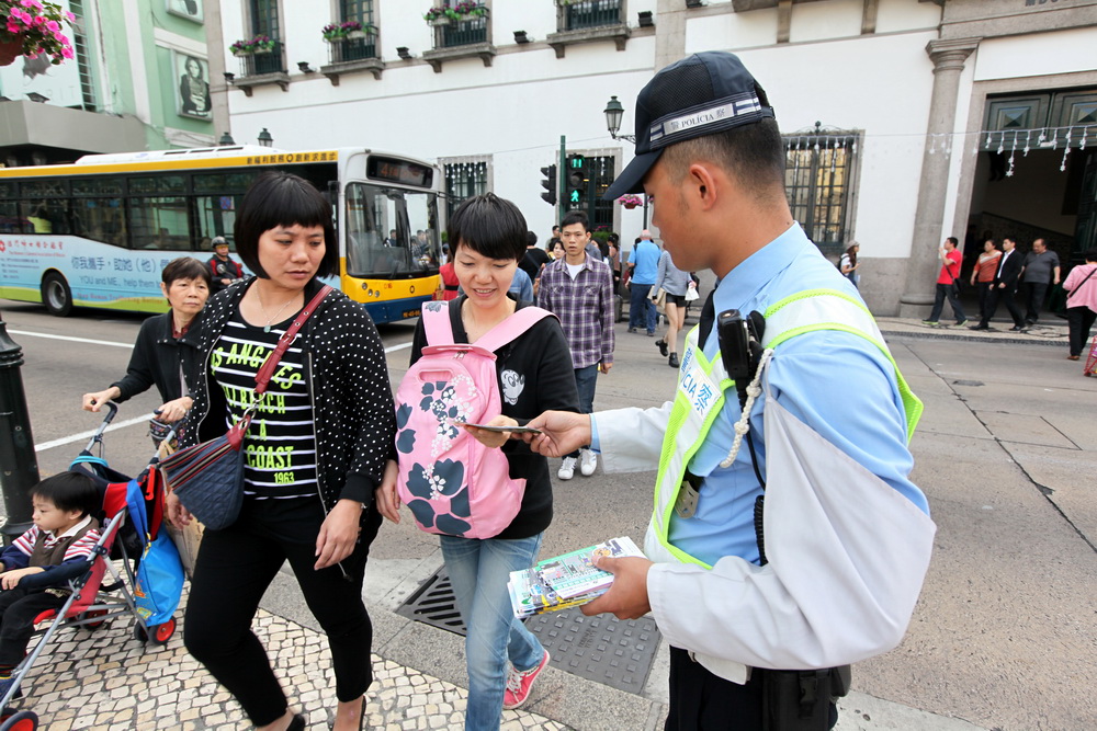 警員到新馬路一帶宣傳交通安全 倡人車禮讓