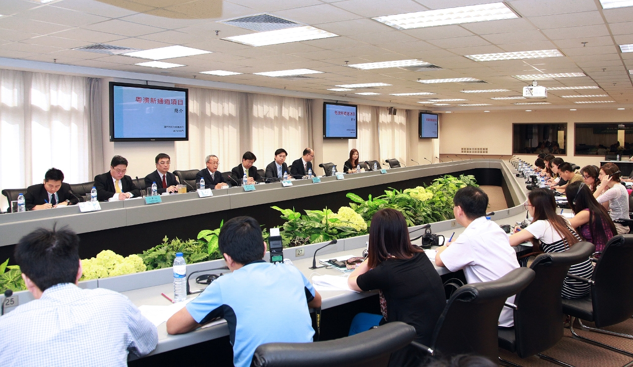 劉仕堯等向傳媒介紹粵澳新通道計劃
