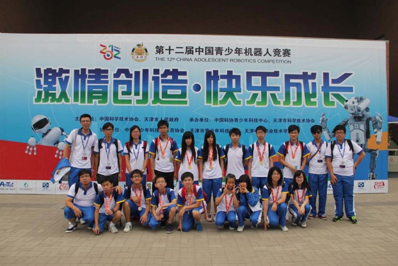 學界代表隊掛起獎牌，與指導老師在演示場內合照