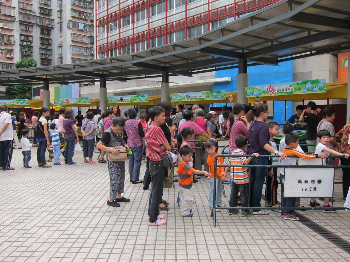 市民一家大小積極參與各攤位遊戲