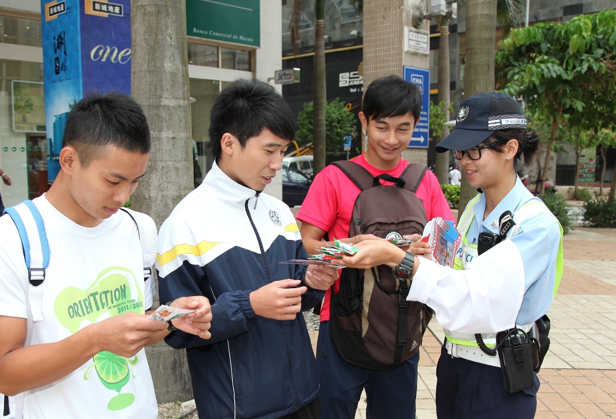 向路人傳遞行人過路安全訊息
