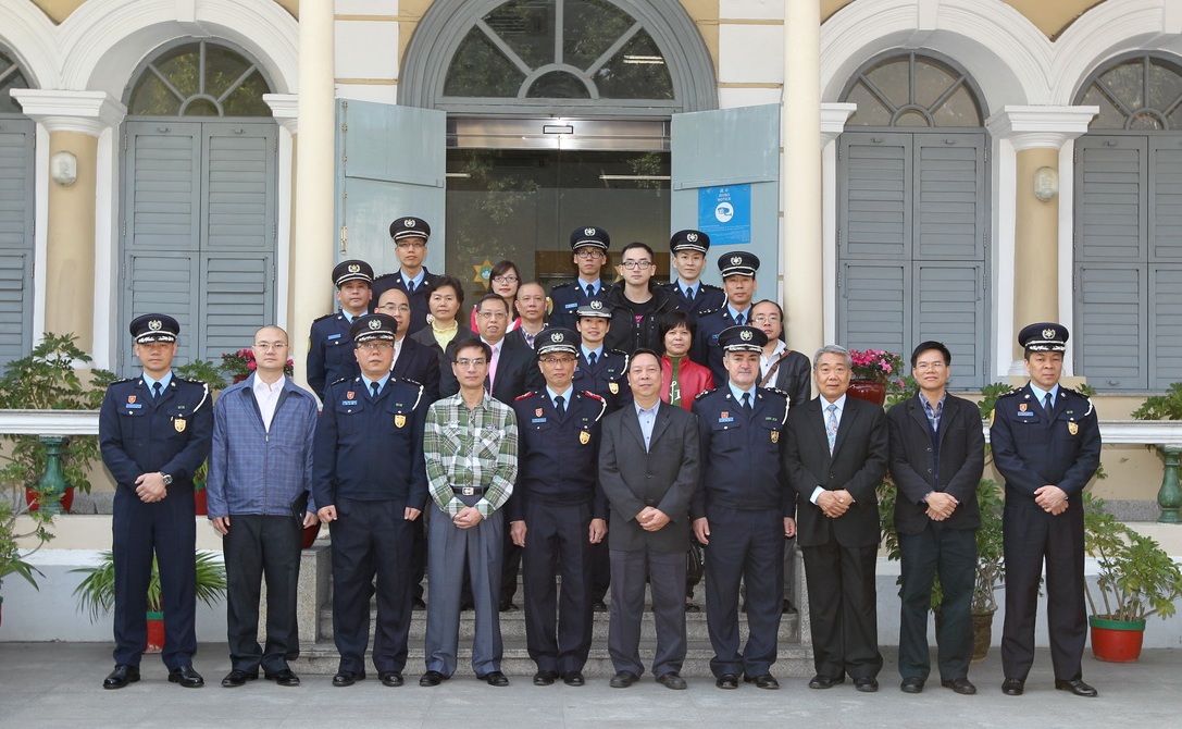 治安警領導與團體代表合影留念