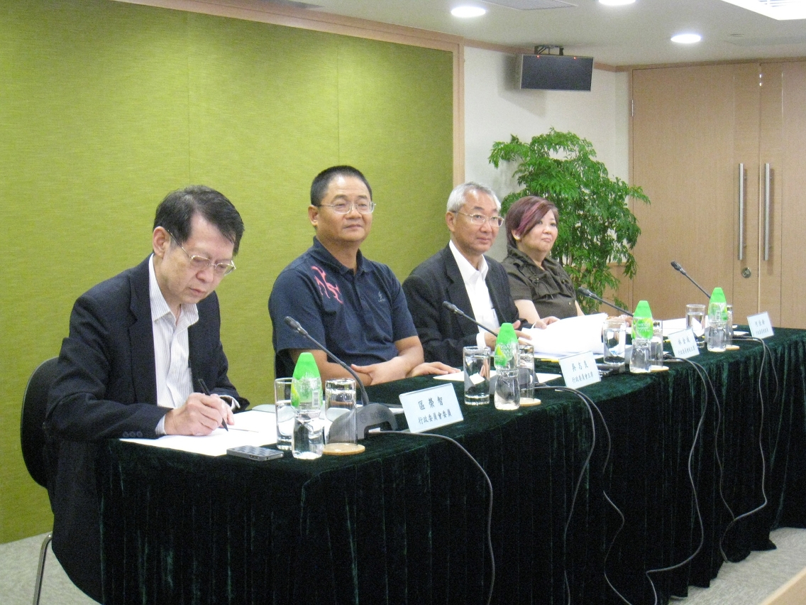 澳門基金會行政委員會成員聽取社團對致送福包的意見