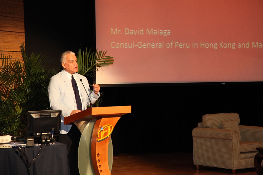 秘魯共和國駐港澳總領事David Malaga先生向學院學生介紹秘魯文化