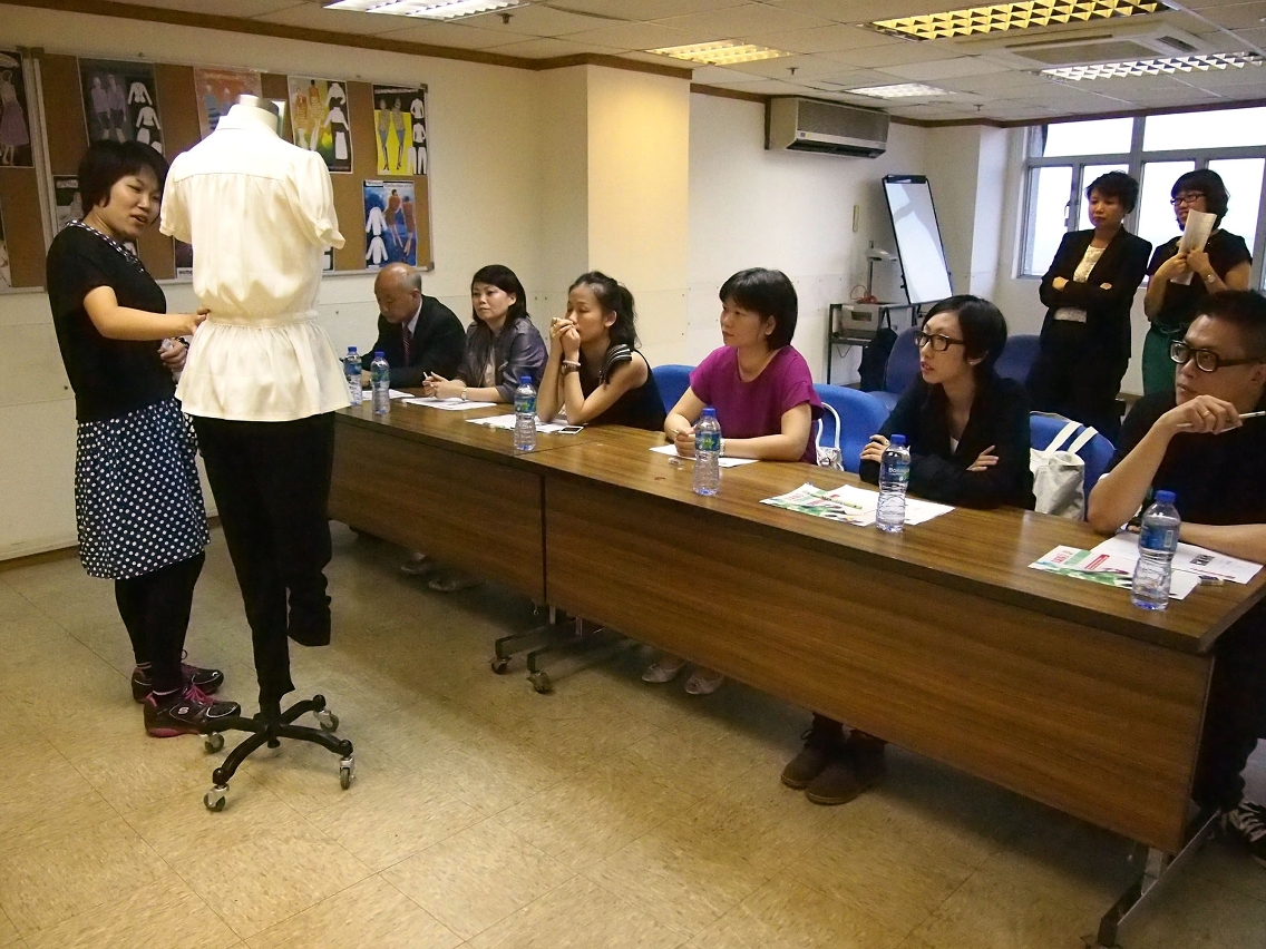 參賽者向評審介紹其設計的服裝
