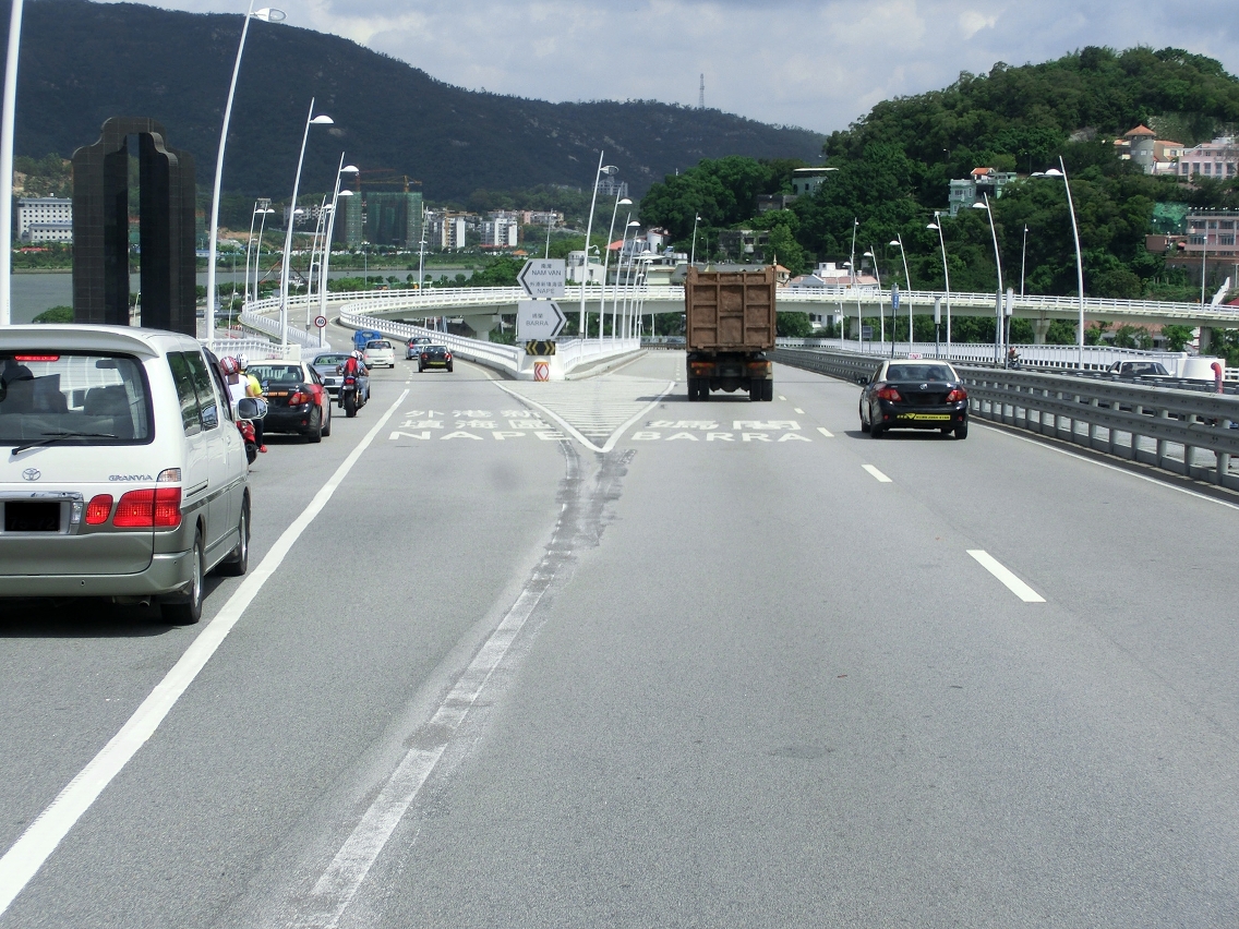 大橋中間的行車道調整為可轉入引橋或前往媽閣方向