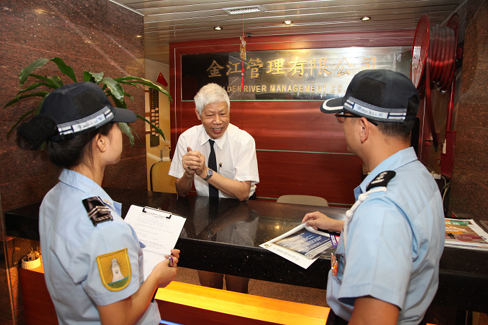 治安警與管理主任交談通警情