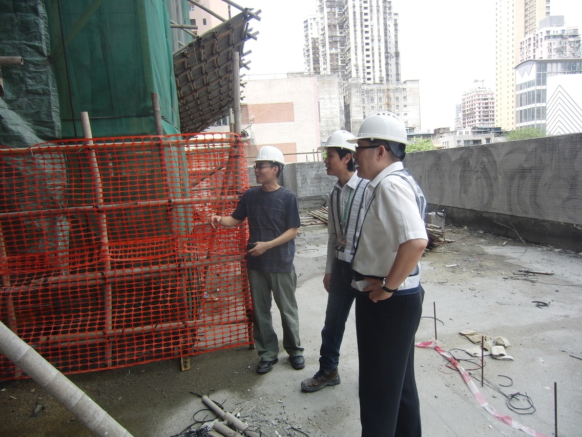 陳景良副局長實地了解地盤的安全措施