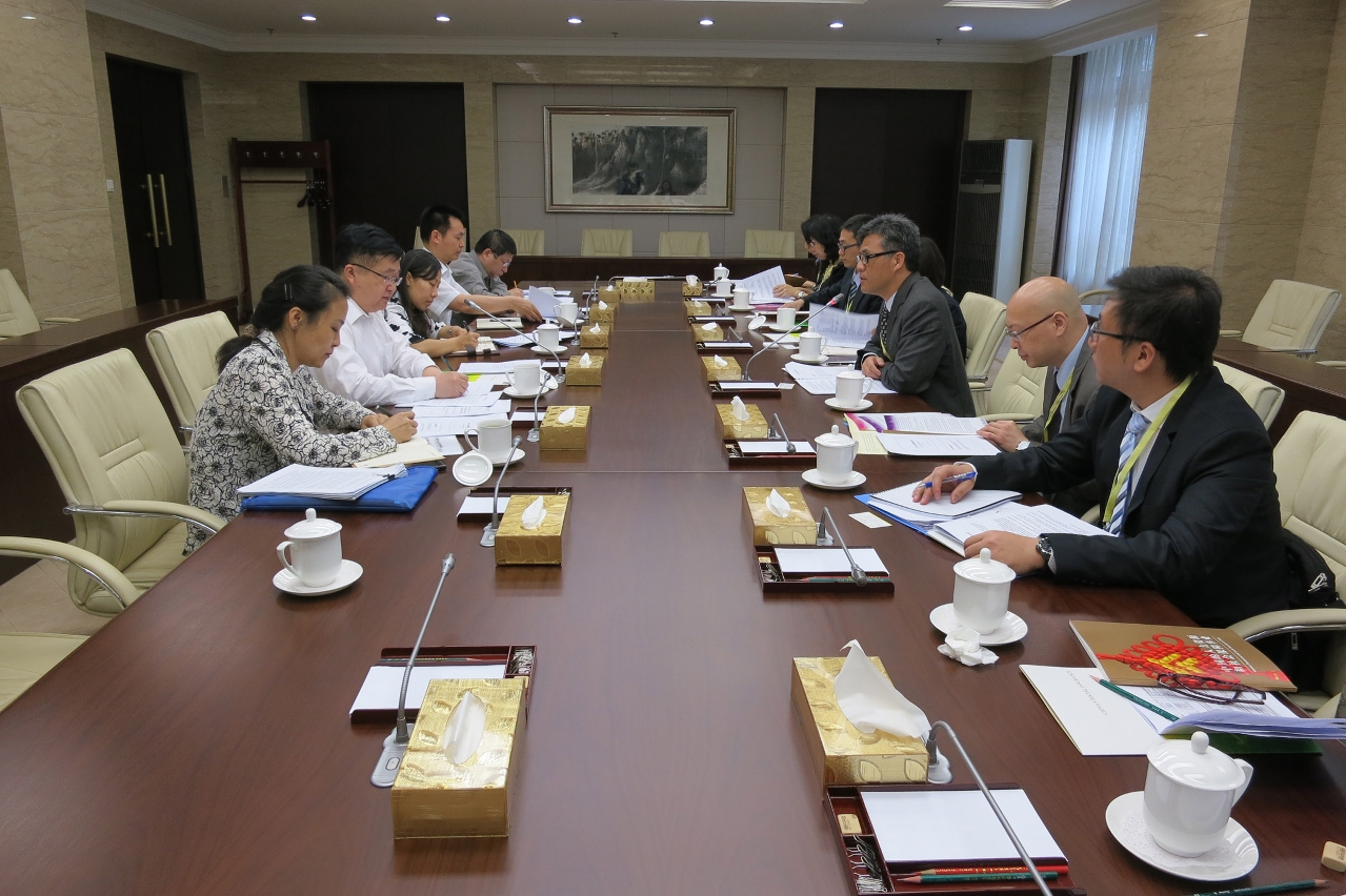 考察團與人社部領導及代表進行會議