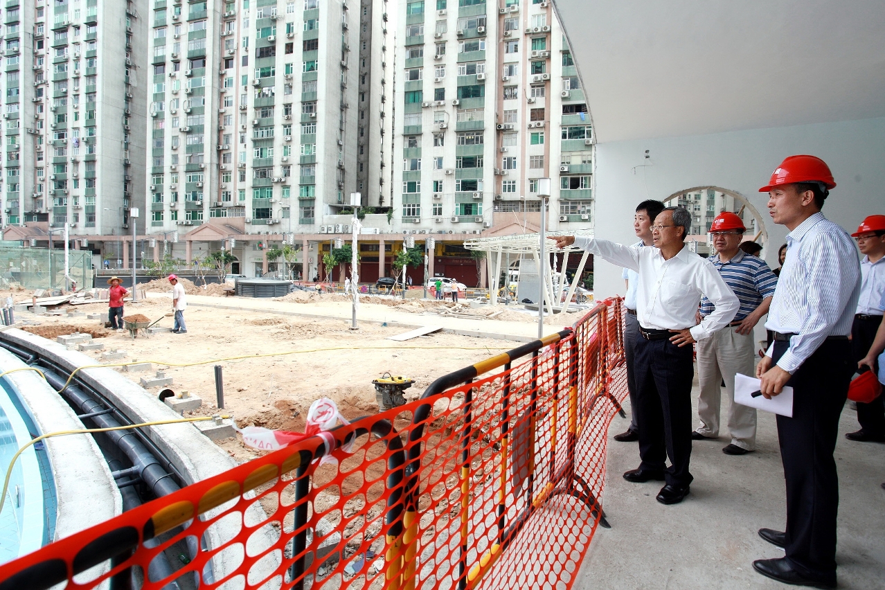 劉仕堯巡視氹仔成都街公園工地