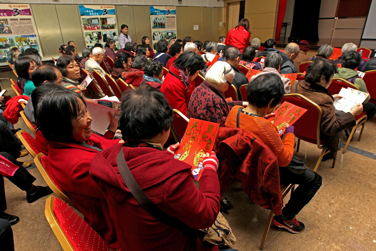 市民在講座上收到治安警的歲晚宣傳揮春
