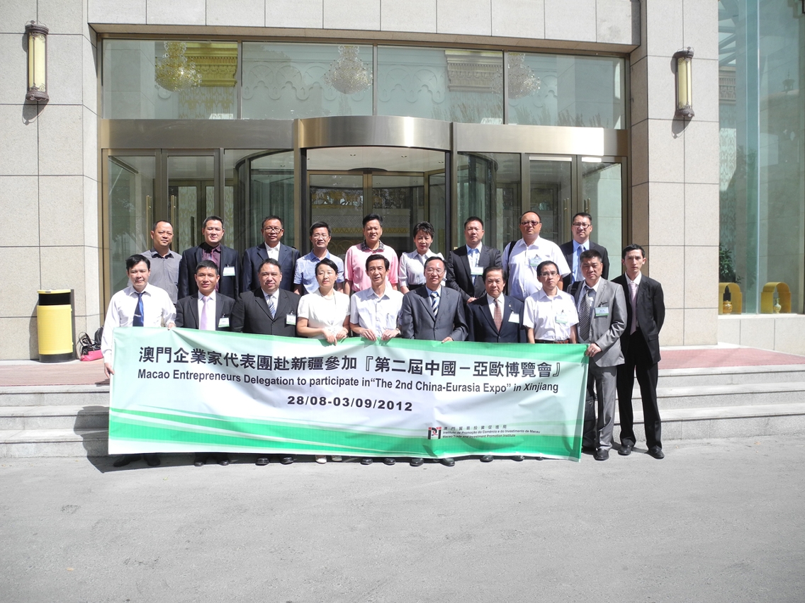 廣東省援疆前方指揮部張少康副總指揮與澳門企業家代表團合影