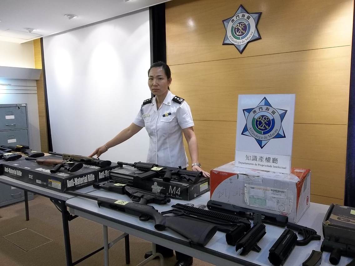 海關偵破郵包偷運仿真槍零件案相片