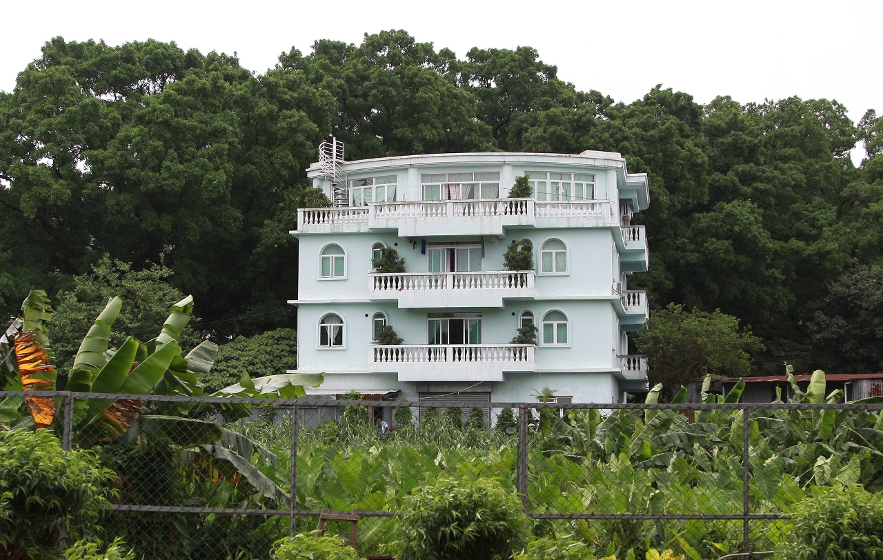 佔地人霸佔政府土地興建一幢四層高別墅